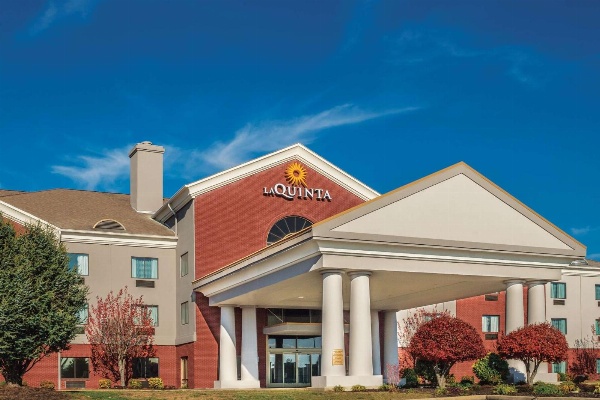 La Quinta Inn & Suites by Wyndham Loudon image 1