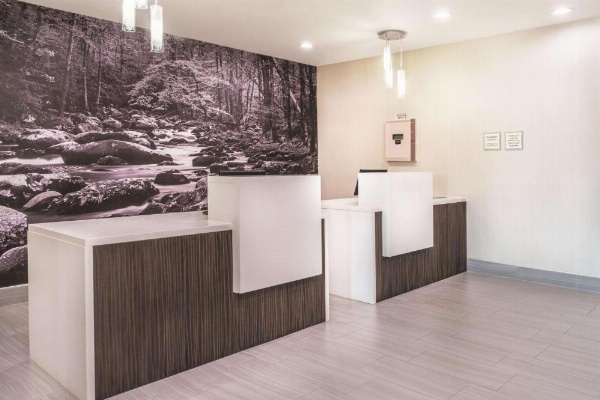 La Quinta Inn & Suites by Wyndham Loudon image 12