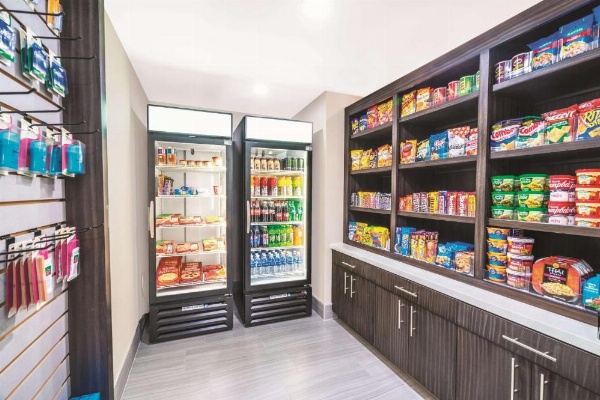 La Quinta Inn & Suites by Wyndham Loudon image 15