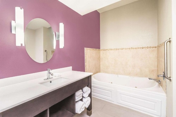 La Quinta Inn & Suites by Wyndham Loudon image 16