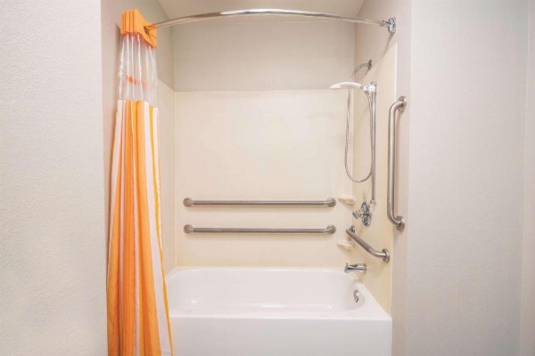 La Quinta Inn & Suites by Wyndham Loudon image 17