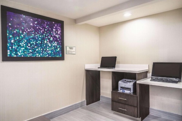 La Quinta Inn & Suites by Wyndham Loudon image 21