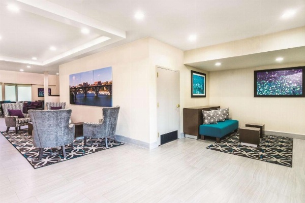 La Quinta Inn & Suites by Wyndham Loudon image 28