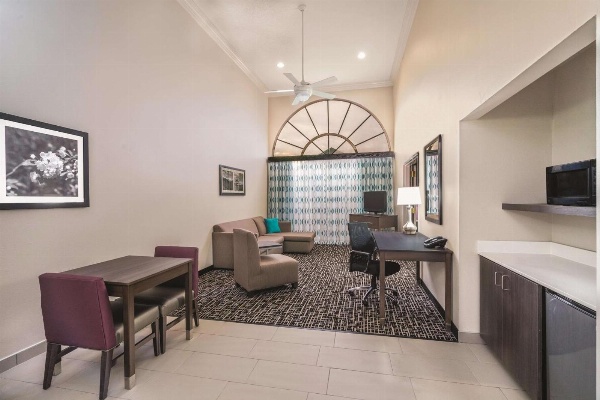 La Quinta Inn & Suites by Wyndham Loudon image 6