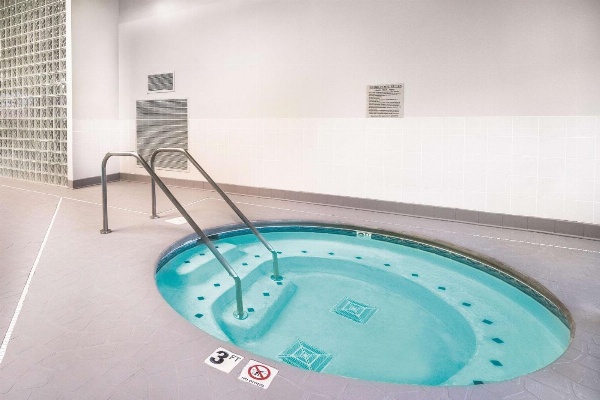 La Quinta Inn & Suites by Wyndham Loudon image 7